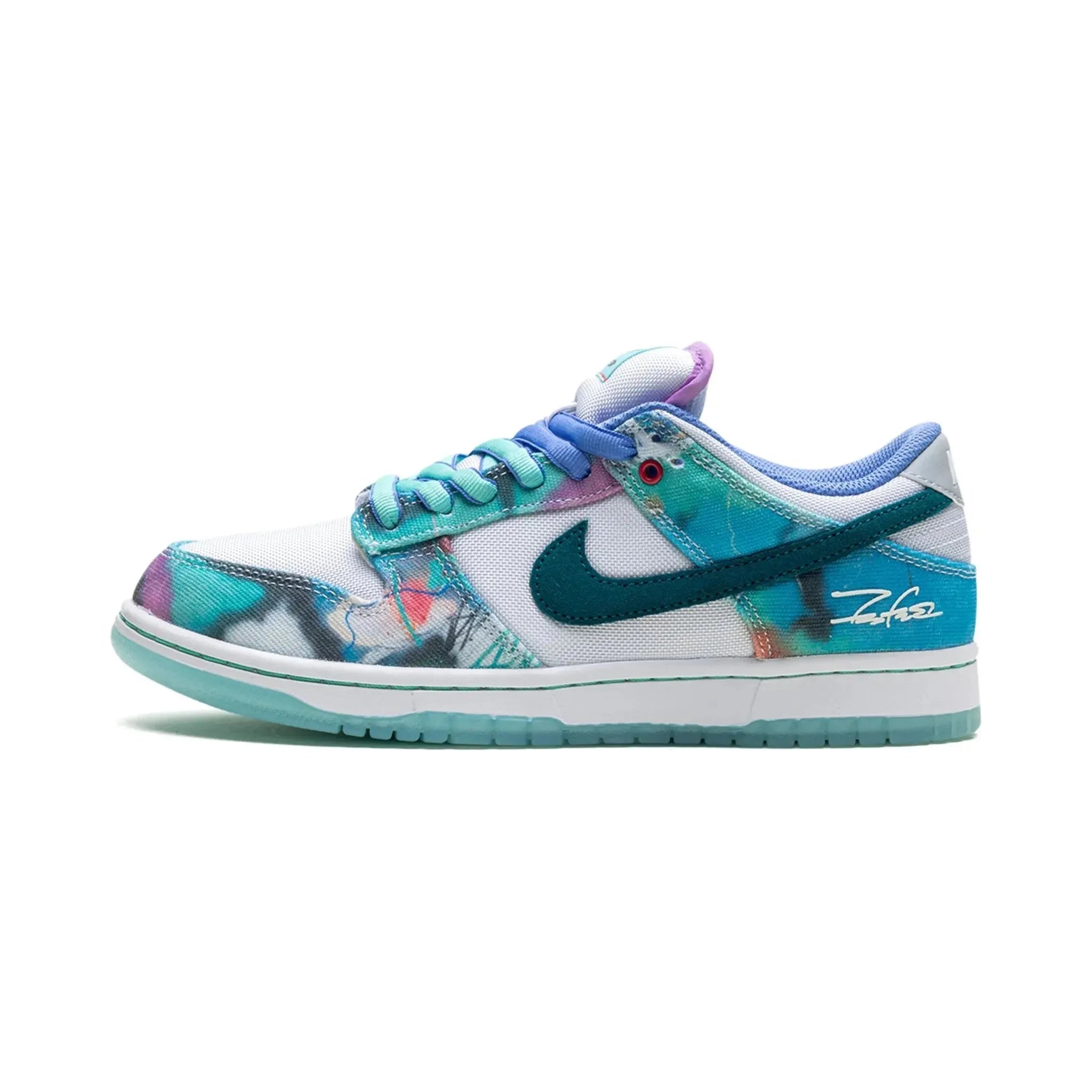 NIKE DUNK LOW SB "Futura Laboratories - Bleached Aqua"