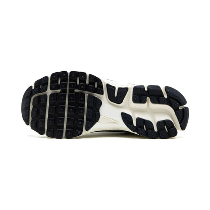 Nike WMNS VOMERO 5
"Photon Dust